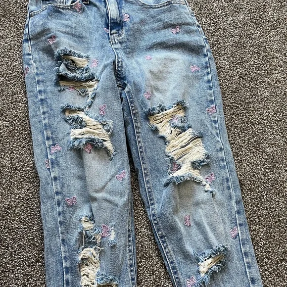 Tinseltown Juniors' Purple Butterfly Printed Frayed-Hem Destructed Mom J… - Picture 9 of 13
